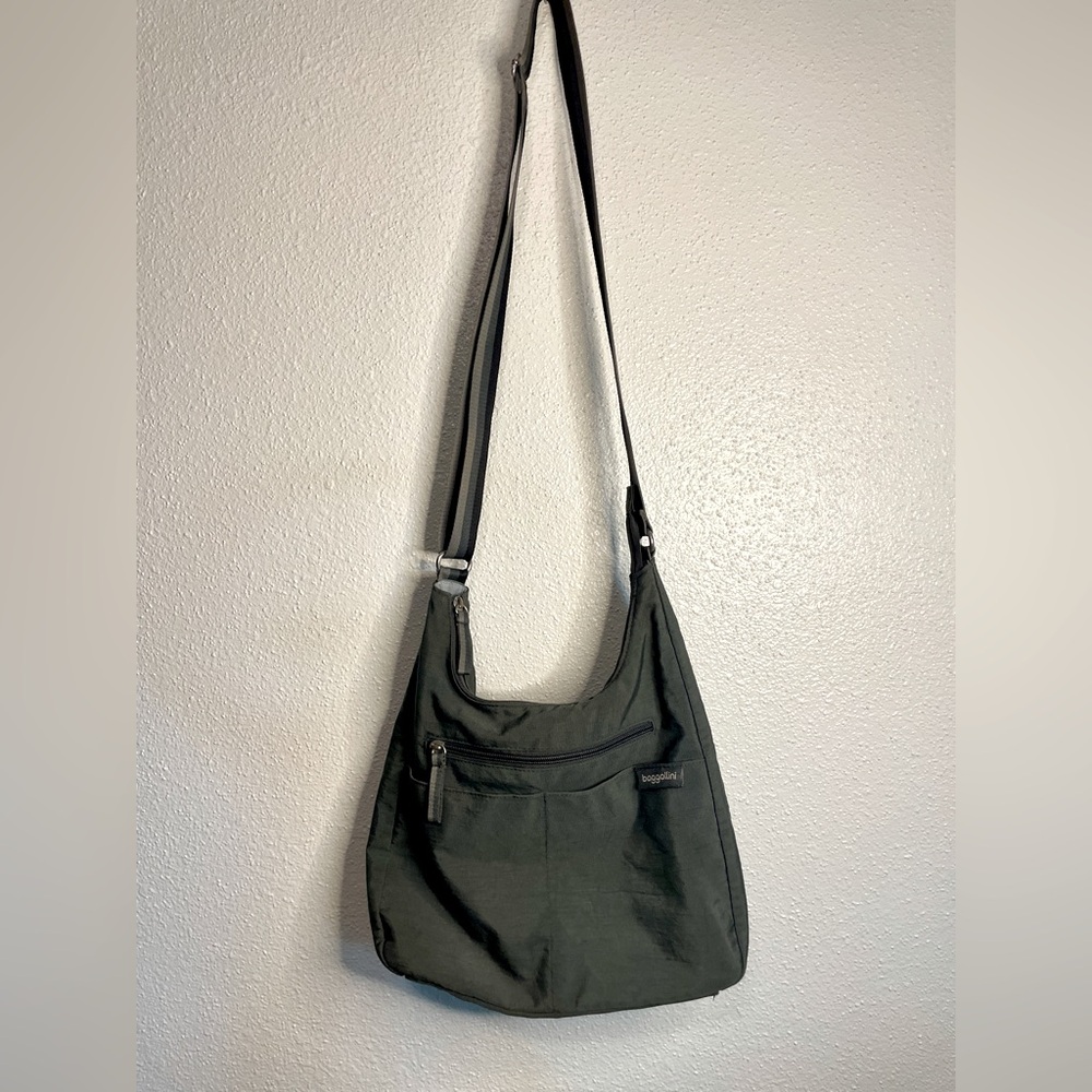 Baggallini Nylon Grey Casual Travel Crossbody Purse